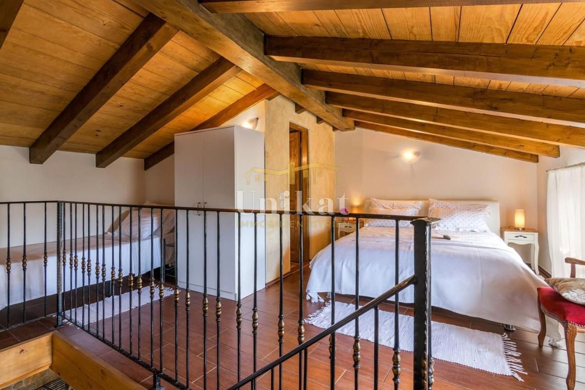 Casa in pietra ristrutturata con piscina e vista su Motovun